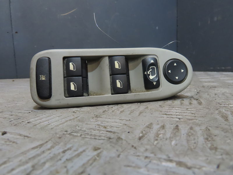 https://www.piecesauto-shop.com/wp-content/uploads/A0001/auto-3/careco2/PCA6554HR.jpg